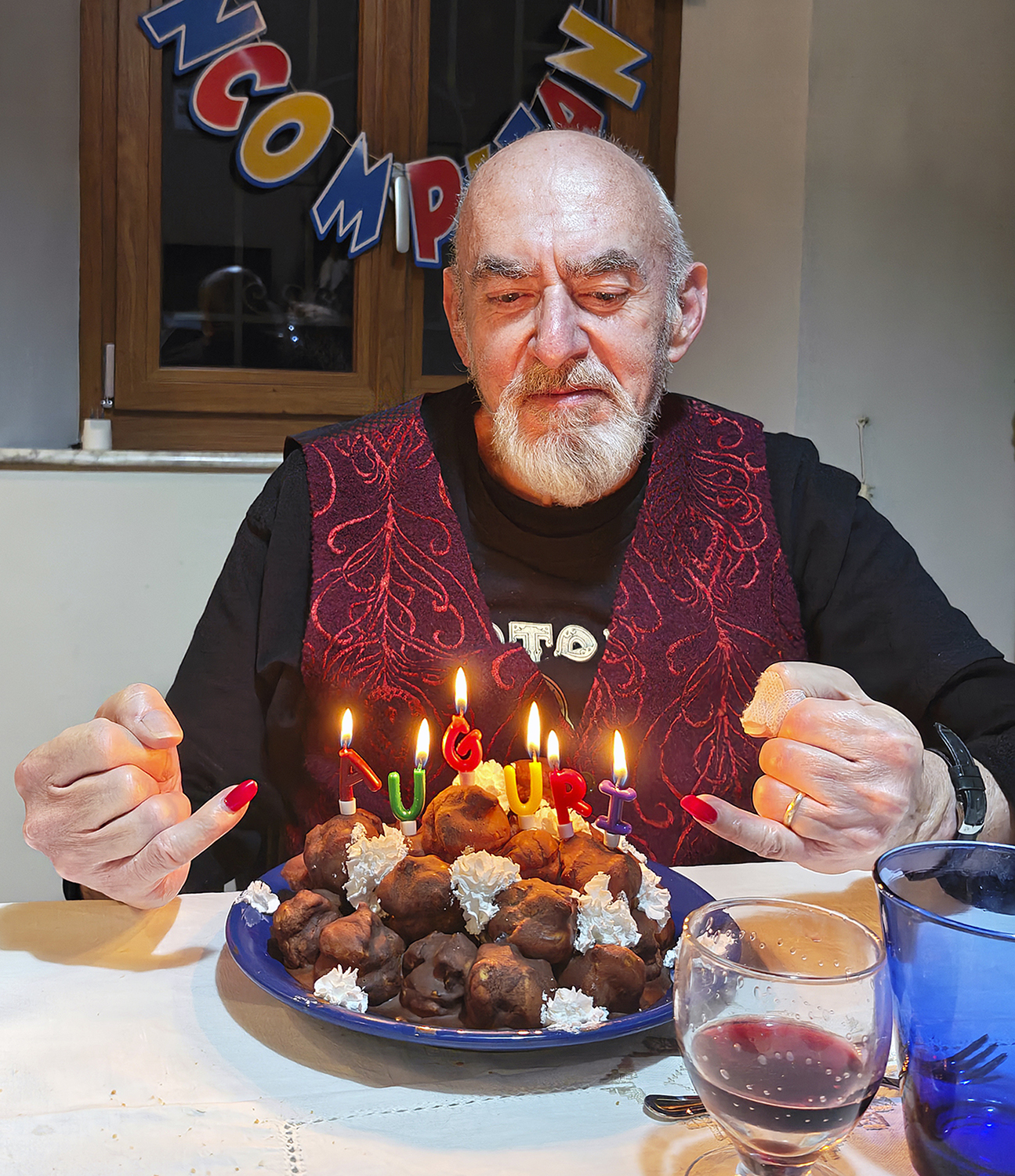 Giuseppe con le sue unghie da sarto rosse